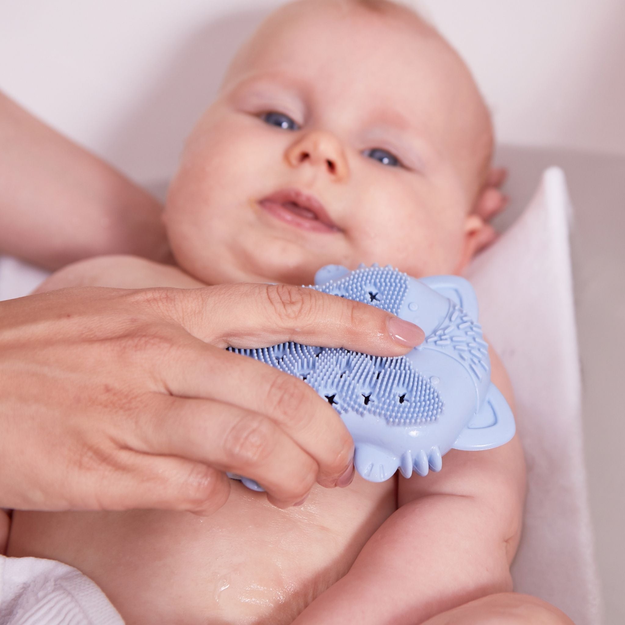 子供用 頭皮用 体用 バスブラシ 体を洗う様子