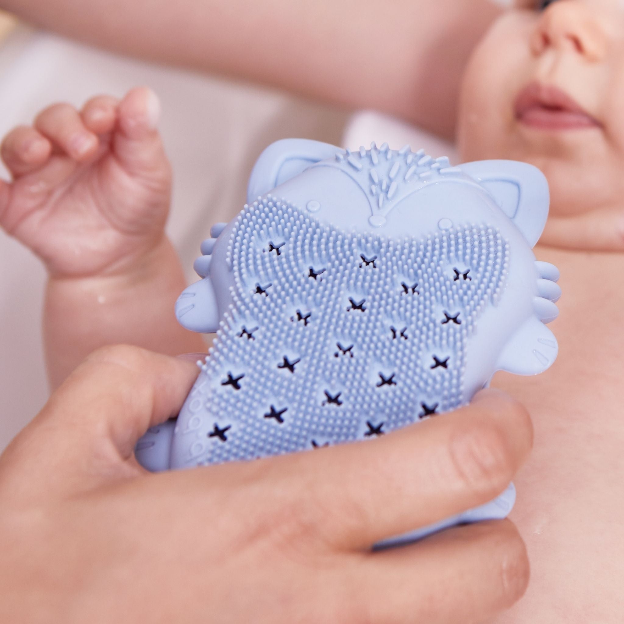 子供用 頭皮用 体用 バスブラシ 体を洗う様子