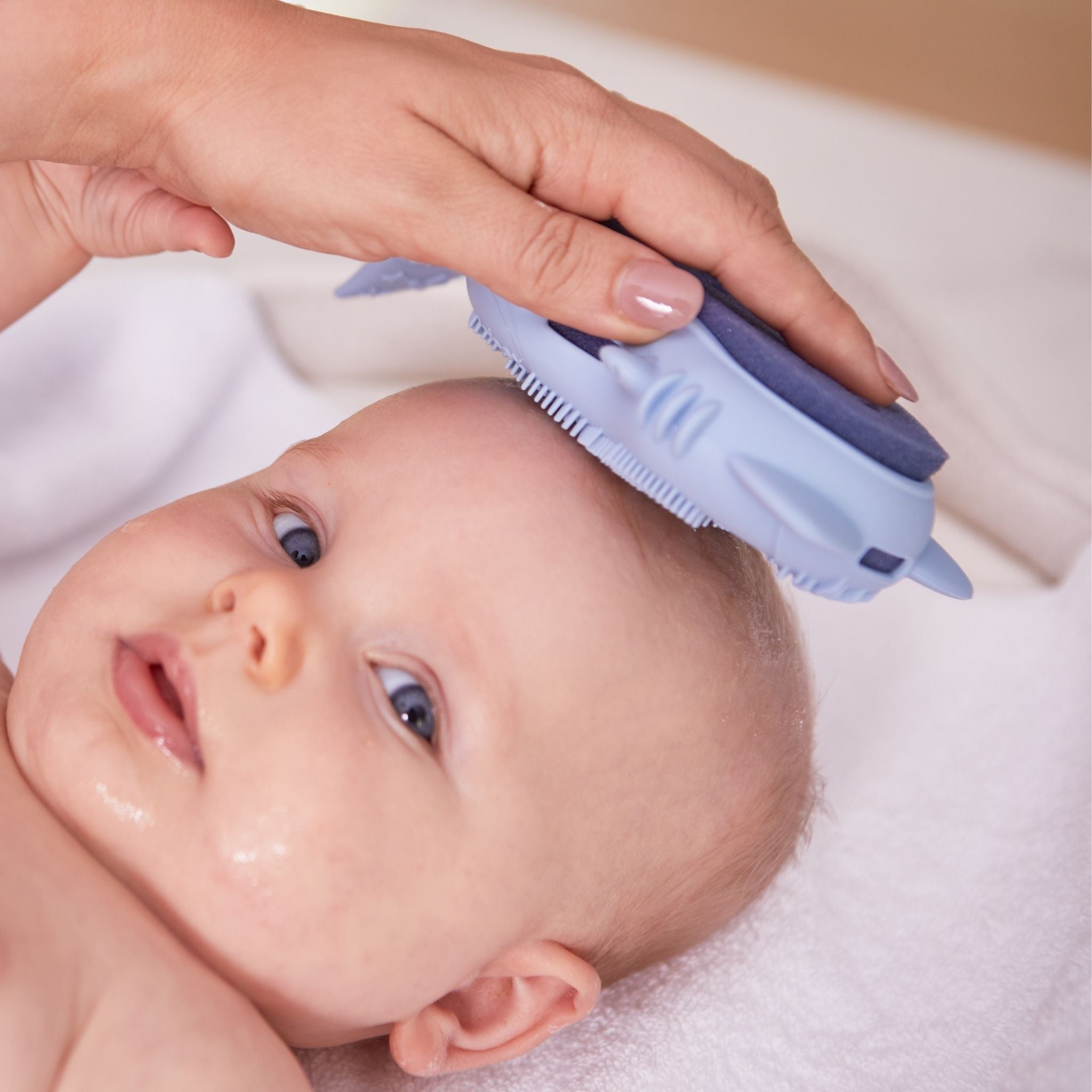 子供用 頭皮用 体用 バスブラシ 頭を洗う様子