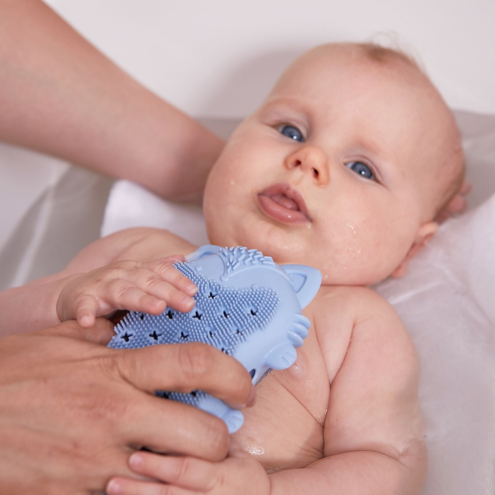 子供用 頭皮用 体用 バスブラシ 体を洗う様子